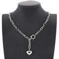 Collar de cadena plateada con cierre de resorte y colgante de corazón en busto negro - Cadena de Clip (KN226872-Z) / Plateado