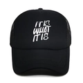 Cappello trucker nero con stampa bianca IT IS WHAT IT IS e rete posteriore traspirante - M (56-58cm) / Nero