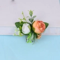 Detail eines Blumen-Haarkamms mit weißen und orangen Rosen auf einem Vintage-Buch - Kleiner Orange Weiß Rose Haarkamm