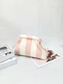 Pochette a nuvola in maglia a righe rosa e bianche con soffice eco-pelliccia - Borsa in peluche senza catena / Peluche a righe rosa e bianco