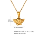 Vista dettagliata del ciondolo angelo d'oro con dimensioni 1,86cm altezza e 2,38cm larghezza - Angelo / Oro