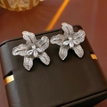 Eleganti orecchini a lobo a forma di fiore argentati con brillanti zirconi bianchi - Stile Stame in Zirconia Marquise a Cinque Petali (HE31098) / Argento-Fiore