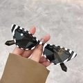 Cat-Eye-Sonnenbrille mit schwarz-weiß gestreiftem Rahmen und dunkelgrauen Gläsern - Schwarz-Weiß Gestreifter Rahmen Graue Gläser