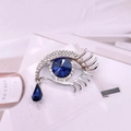 Detailansicht der Evil Eye Brosche mit blauen Kristallen und silbernen Akzenten - Blau