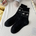 Dicke schwarze Wollsocken zu Weihnachten mit Elchmuster und festlichen Schneedetails - Einheitsgröße / Schwarzes Rentier
