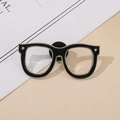 Dettaglio della spilla a forma di occhiali neri smaltati con bordi argento e chiusura - Mini Occhiali Neri / Nero