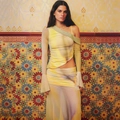Dettaglio completo due pezzi giallo tie-dye con taglio asimmetrico e gonna arricciata - S / verde chiaro