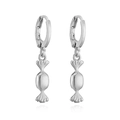 Dettaglio di orecchini a cerchio argento con un ciondolo a forma di caramella - Stile I: Caramella / Oro Bianco