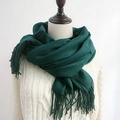 Écharpe vert foncé en imitation cachemire avec franges présentée sur mannequin - 70*200cm / Vert Foncé