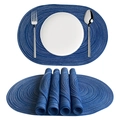 Set di tovagliette ovali blu in cotone intrecciato mostrate piatte e arrotolate - Acquamarina