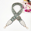 Detalle de correa jacquard floral verde con cuero blanco y clips de metal dorado - Verde frijol/Blanco + cuero blanco