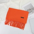 Écharpe orange vif au toucher cachemire avec franges élégantes et étiquette tissée - 70×200cm / Orange