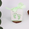 Europäische Baby-Fußabdruck-Zuckerschachtel aus weißem Karton mit grünem Seidenband - 6*6*6cm / Fußabdruck-Box / Hellgrün