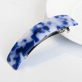 Dettaglio della molletta in acetato marmorizzato blu e bianco con molla in metallo - Blu