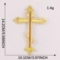 Toppa ricamata a croce dorata con trama dettagliata e dimensioni su sfondo bianco - Stile Minimalista Piccolo / Oro