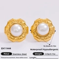 Orecchini a lobo con perle e petali dorati in acciaio inossidabile placcato oro 18K - Petalo di Fiore Perla Rotonda (EH11444)