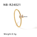 Anello doppio strato dorato con zirconia ovale 4mm e fascia intrecciata - Stile Solitario Intrecciato Dorato (NB-R24021)