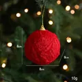 Bola de Navidad roja de 8cm con textura de encaje colgada en un árbol festivo - Rojo
