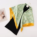 Elegante foulard in seta con fiori di margherita e bordi gialli su tessuto verde chiaro - Floreale Verde Fresco