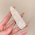 Nahaufnahme einer Vintage-Haarklammer aus Acetat in Perlmutt-Creme mit Tropfenform - Beige Perle