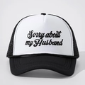 Klassieke zwart-witte truckerpet met Sorry about my Husband borduursel en mesh achterkant - Verstelbaar / Zwart & Wit