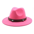 Détail du chapeau en laine fuchsia avec ruban en cuir brun et pierres turquoise - Rose rouge