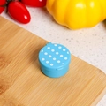 Mini contenitore blu per salse con tappo a pois su tagliere con verdure fresche - Blu/Pois