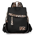 Mochila de nylon para mujer con estampado de leopardo, solapa y borlas en blanco - Negro