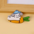 Simpatico distintivo in acrilico con cucciolo bianco e cappello blu su carota - Carota e Coniglio
