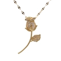 Collana con ciondolo a forma di rosa dorata con zirconi rosa e catena a maglie lucida - Rosa Bianca Rosa