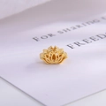 Detalle macro de cuenta espaciadora de loto dorada en plata S925 para creación de joyas - Estilo Loto Pequeño