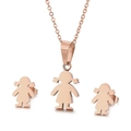 Set gioielli collana e orecchini con ciondolo bambina in acciaio al titanio oro rosa - Stile Bambina Oro Rosa (KS128477-K)