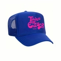 Dettaglio del cappellino trucker blu con stampa rosa Take it Easy e rete traspirante - Taglia unica / Blu