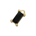 Vue détaillée du pendentif rectangulaire doré avec pierre précieuse noire facettée - Or Noir