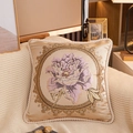 Goldenes quadratisches Kissen mit rosa Pfingstrosenstickerei und beigen Quastenfransen - Dekokissenbezug / Europäische Blume-Lila