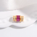 Détail macro d'un charm cylindrique doré serti de cristaux rouges et de zircons - Style C - Design Taille Fine (SK51) / Argent 925 / 7.4*11.6mm / Plaqué Or Zirconium Rose Rouge