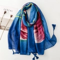 Artistieke voile sjaal in donkerblauw met rode bloemenprint en franje kwastjes - Marineblauw Artistieke Bloemenstijl (SL2408-010)