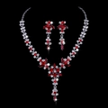 Dettaglio di un set da sposa con cristalli rossi e strass trasparenti scintillanti - Strass Rosso Placcato Argento