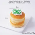 Kunstmatige dubbellaagse pannenkoek koelkastmagneet met room en groene druiven - Kiwi Dubbellaagse Cake