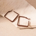 Detailaufnahme minimalistischer quadratischer Creolen mit kaffeebraunem Matt-Finish - Rauten-Quadratrahmen-Stil / Dunkelbraun