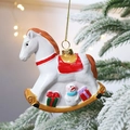 Addobbo natalizio cavallo a dondolo con pupazzo di neve su un albero innevato - Cavallo a Dondolo 10.5*3*11cm