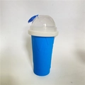 Blauer Frozen Magic Silikon-Slushy-Becher mit weißem Rand und transparentem Deckel - Mit Strohhalm Löffel / Blau (Dicke Ausführung)