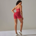 Set yoga rosso senza cuciture con reggiseno sportivo incrociato e pantaloncini a vita alta - S / Rosso