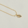 Detailansicht einer 14K vergoldeten Halskette mit Muschelanhänger und bunten Kristallen - Bunter Zirkonia Muschel (XL2996-2)