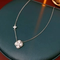 Collier trèfle argenté avec cristaux de zircon sur un coussin d'affichage vert - Argent