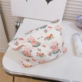Dettaglio della borsa trucco in tela con stampe di coniglio e fiori su tavolo - Coniglio d'Erba Rosa
