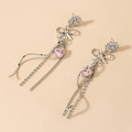 Detalle de pendientes plateados con borlas, cristal de corazón rosa y lazos - Aguja de Plata - Pendientes de Borla de Corazón Rosa con Lazo Plateado