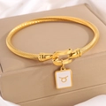 Goldenes gedrehtes Taurus Sternzeichen Armband mit weißem Emaille Anhänger - Gold Stier