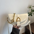 Bolso de hombro de cuero marfil con hebilla dorada en D y correa de cadena elegante - Blanco Roto