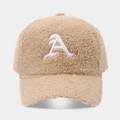 Gorra de béisbol de forro polar marrón claro con bordado de letra A en blanco - Ajustable / Caqui